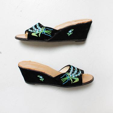 1970s Shoes Velvet Heels 3-D Beaded Flower Sandals 6 / 6.5 