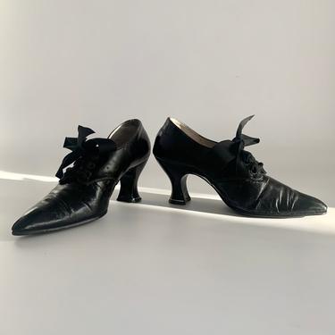 1900 - 1920's Spool Heel Shoes in Black - Quality Leather - Grograin Ribbon Laces - Pointy Toe - Women's Size 5 to 5.5 Narrow 