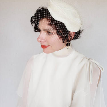 1950s White Straw Pillbox Hat Scalloped Edge / 50s Wedding Bridal Headpiece White Beanie Hat with Matching Veil 