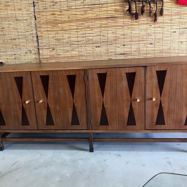 Mid Century Modern Paul Browning For Stanley Walnut Rosewood Credenza Server...Free Continental US Shipping 