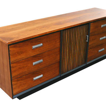 0689 Triple Dresser With amazing wood veneers