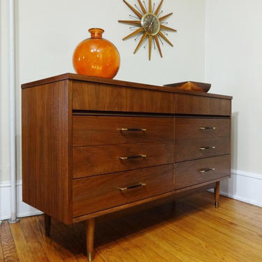 Mid Century Modern Walnut 6 Drawer Dresser / Credenza (PureVintageNYC) 