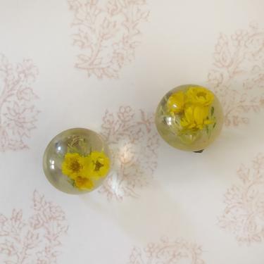 Vintage Round Lucite Clip-On Earrings with Dried Yellow Flowers - 1970s 