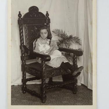 Antique YOUNG GIRL CHILD W/ PET CAT IN THRONE CHAIR Cabinet Card Photo VICTORIAN