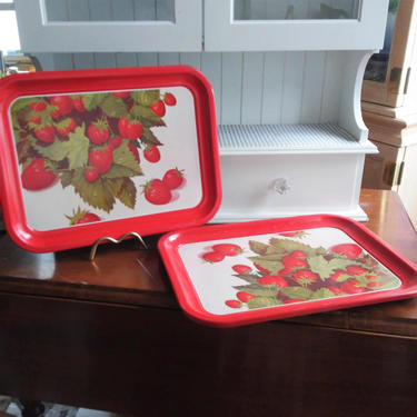 VINTAGE Metal TV Trays// Strawberry Motif Serving Trays// Red Strawberry Litho Toleware Trays// Set of 4 Breakfast Serving Trays 