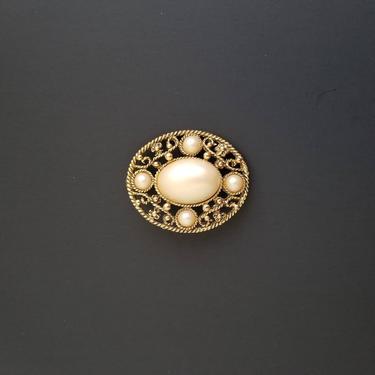 Vintage Oval Pearl Brooch Pin / Victorian Style Brooch / Granny Chic Retro Gold Tone Pin / Neutral Scarf Pin / Unisex Costume Jewelry Gift 