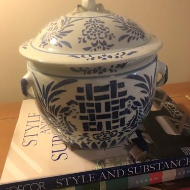 Pretty vintage blue and white Chinese lidded pot 