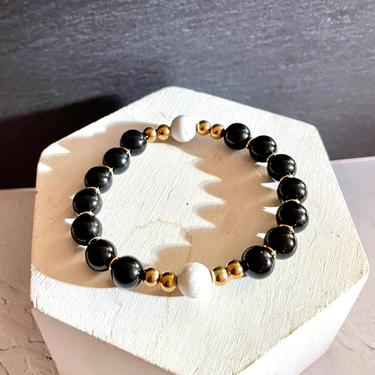 Black Onyx x Howlite Gemstone Beaded Bracelet | Third Eye Crown and Root Chakra | Men’s and Women’s Bracelet | Unisex Bracelet | Gift | Gold 