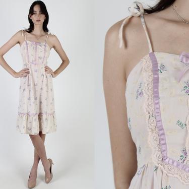 Vintage 70s Lilac Calico Print Dress / Purple Shoulder Tie Garden Floral Dress / Womens Lace Tiered Spaghetti Straps Mini Dress 