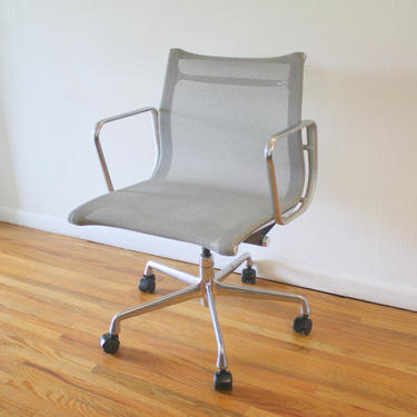 Mid Century Modern Eames Desk Chair