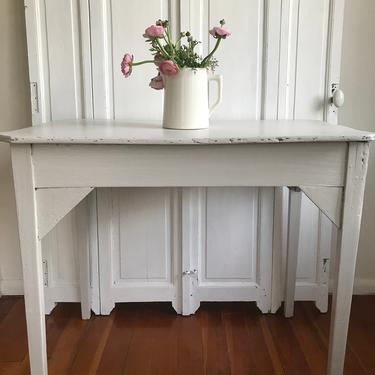 Beautiful vintage French farm table with drawer 