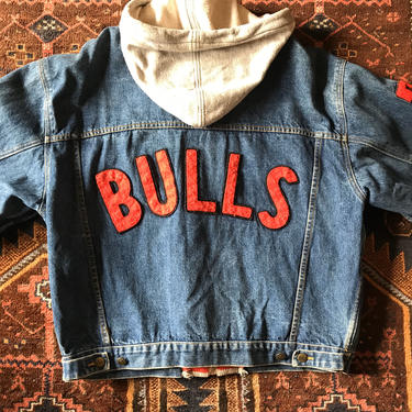 Chicago Bulls~ NBA~ 80’s-90’s denim street wear ~ oversized Official NBA licensed~ size LG Hiphop vibe~ collectible sportswear athletic 