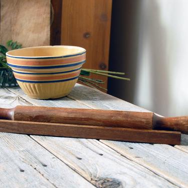Vintage wood rolling pin with stand / vintage pastry rolling pin and holder  / rustic farmhouse kitchen decor / vintage baking tools 