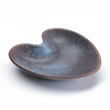 Gunnar Nylund AXA Bowl for Rorstrand, Ceramic heart shaped ashtray or bowl in a haresfur glaze blue with an ochre rim Sweden 1960s. 