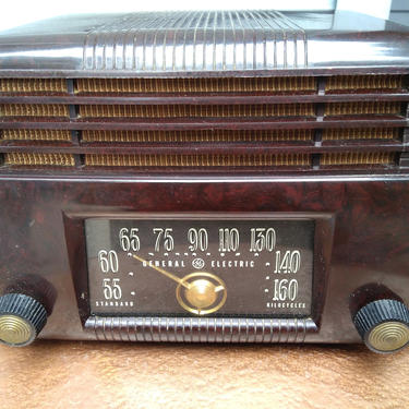 1940's General Electric Bakelite Radio Model 200 