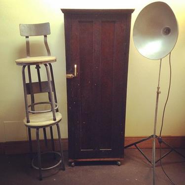 Get industrious with this smokin' Victor/Smith photo lamp, old tool chest, and work/bar stools #vintage #petworth #industrial