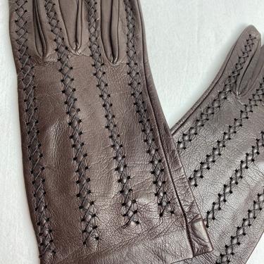 Vintage soft leather gloves~ chocolate brown woven/ eyelet detail~ stylish sleek single stitch~ women’s dark brown size small 