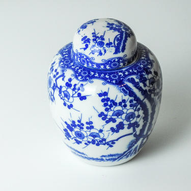 Blue and White Ginger Jar / Vintage Blue White Chinoiserie Jar 