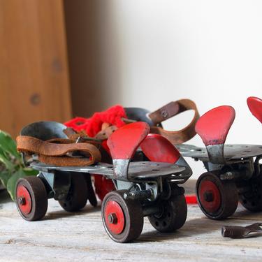Vintage metal roller skates / Union Hardware adjustable roller skates with key / vintage toys / red roller skates 