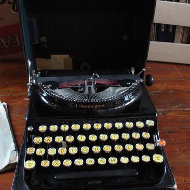 Antitque Remington Portable typewriter in case, manual, + excellent 