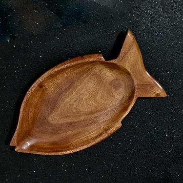 Fine Vintage Decorative Arts Mid Century Modern Carved Fish Hard Wood Artist Signed Serving Candies Catchall Tray 
